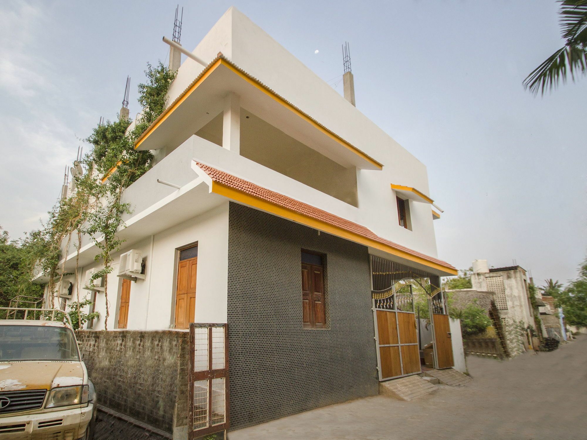 Oyo 12970 Grand 3bhk Near Quiet Ecr Apartment
